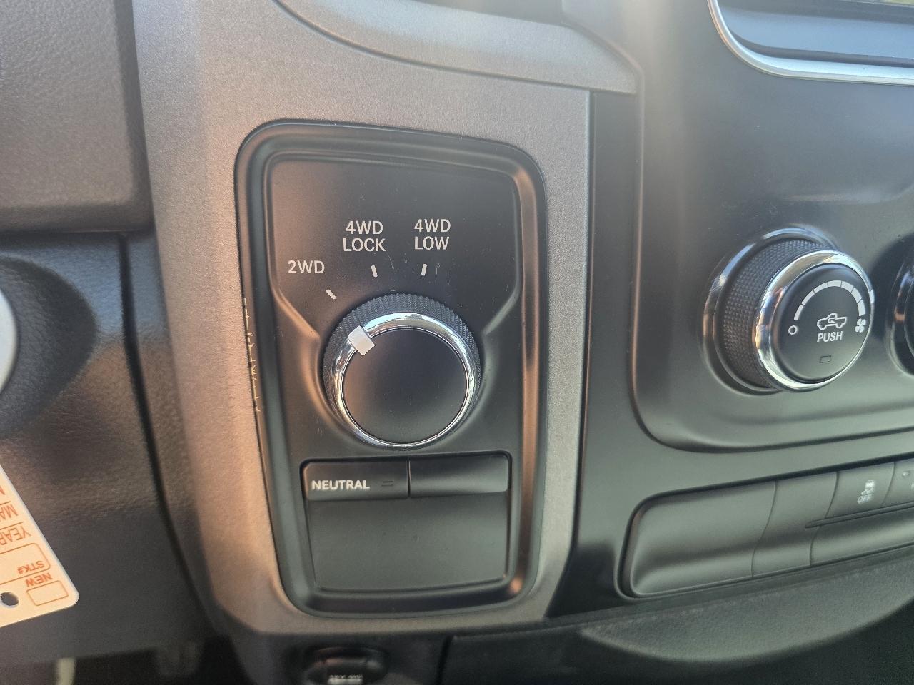RAM 1500 4WD Quad Cab 140.5" ST 2015