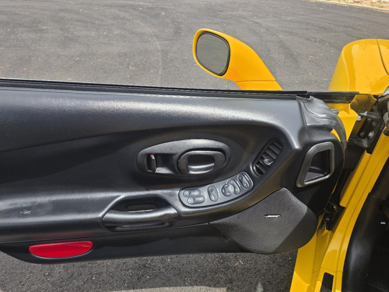 Chevrolet Corvette 2dr Convertible 2002
