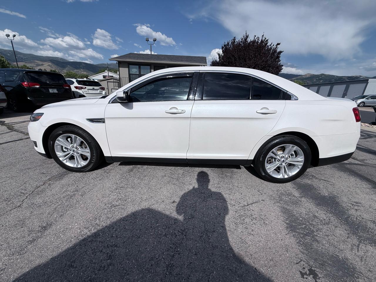 Ford Taurus 4dr Sdn SEL 2018