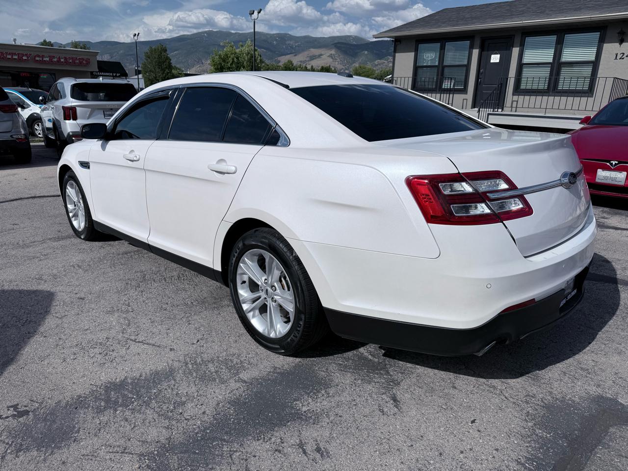 Ford Taurus 4dr Sdn SEL 2018
