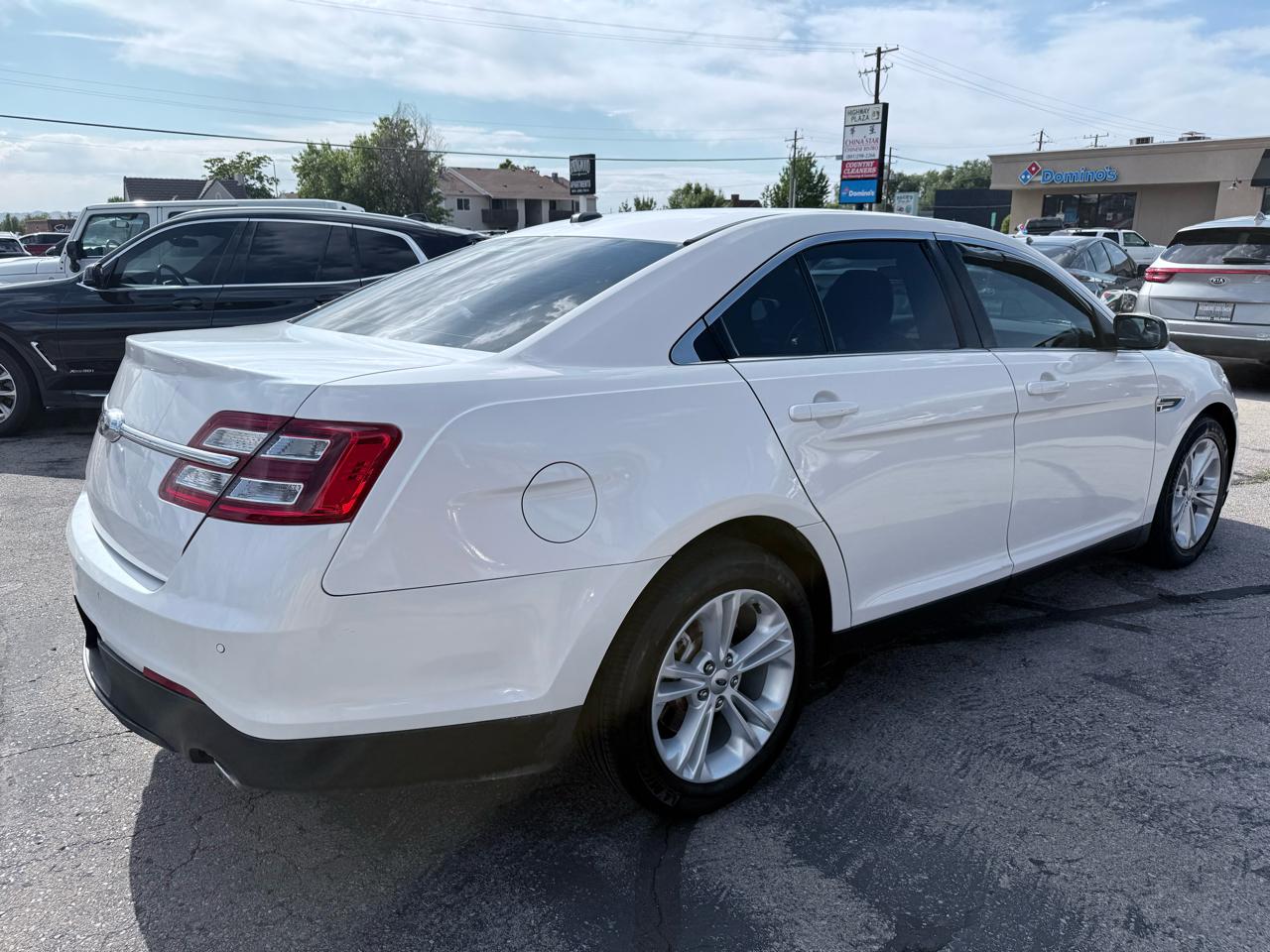 Ford Taurus 4dr Sdn SEL 2018