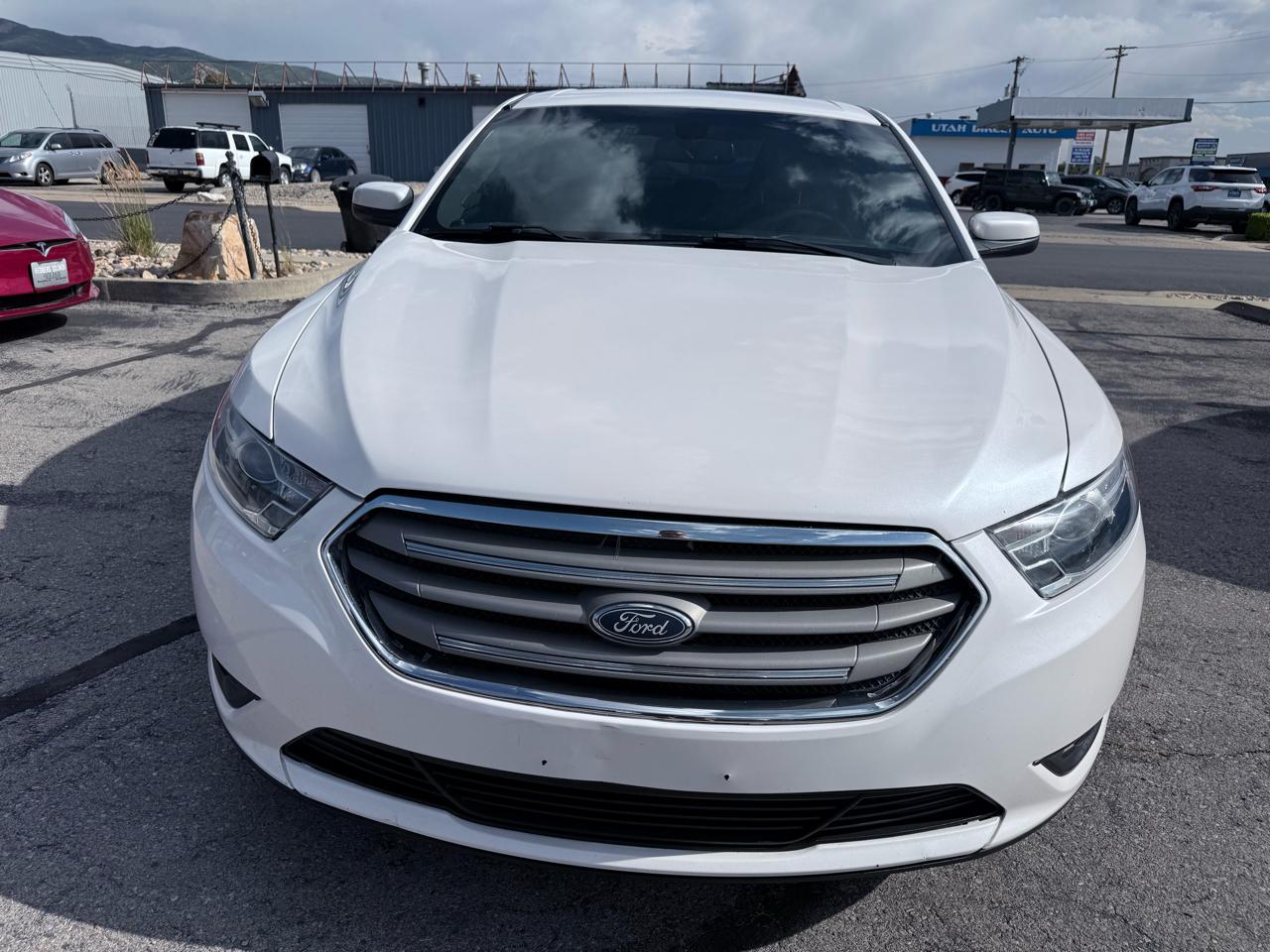 Ford Taurus 4dr Sdn SEL 2018