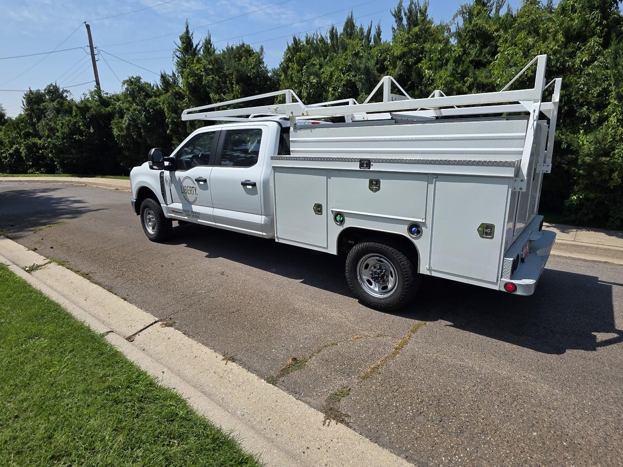Ford Super Duty F-350 SRW 4WD Crew Cab 172" XL 2023