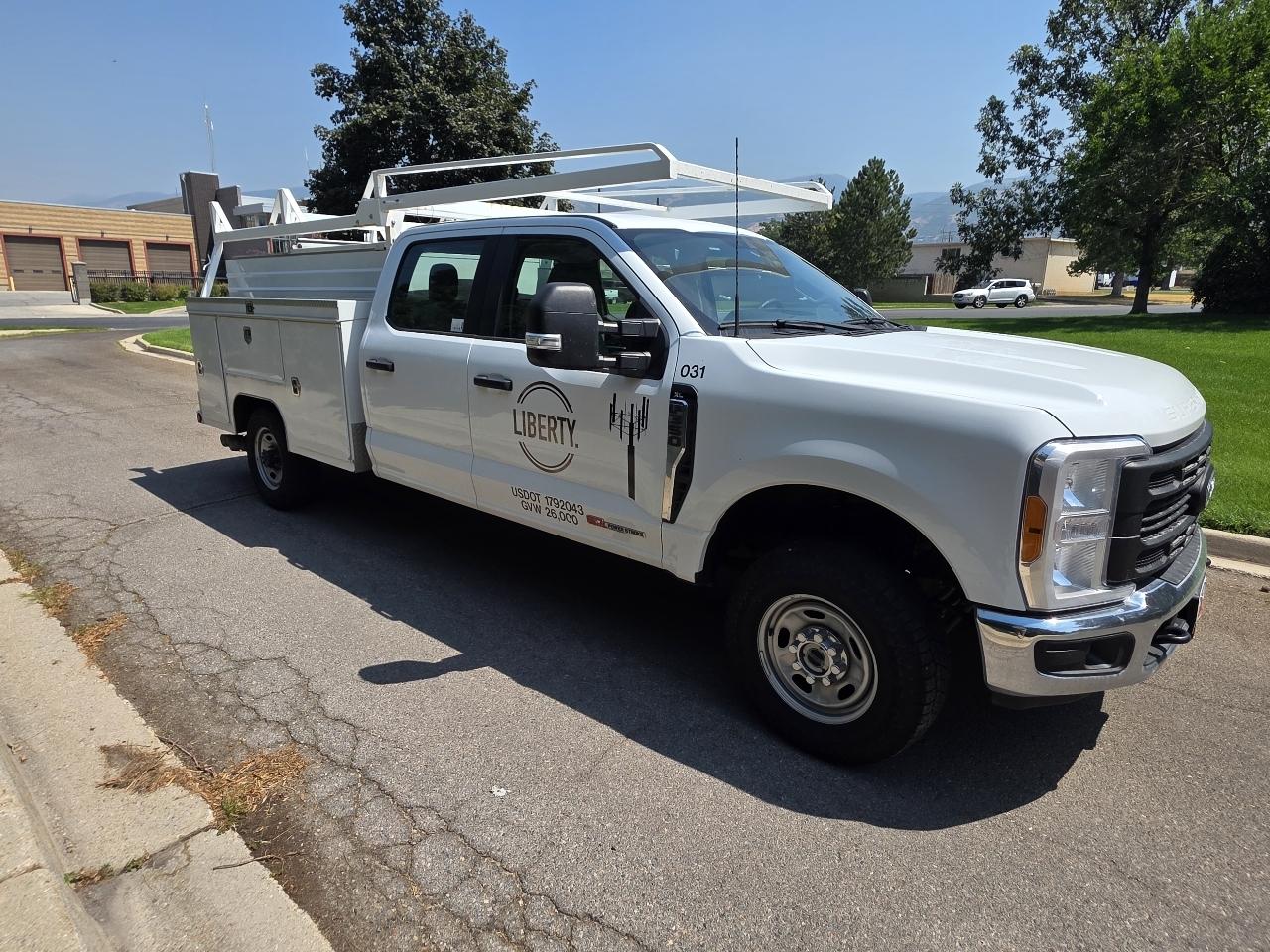 Ford Super Duty F-350 SRW 4WD Crew Cab 172" XL 2023