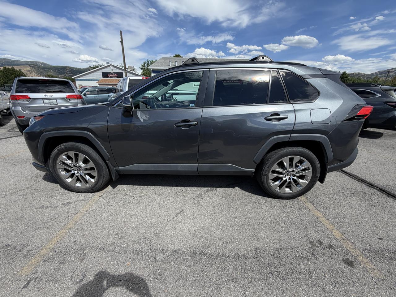 Toyota RAV4 XLE Premium FWD (Natl) 2021