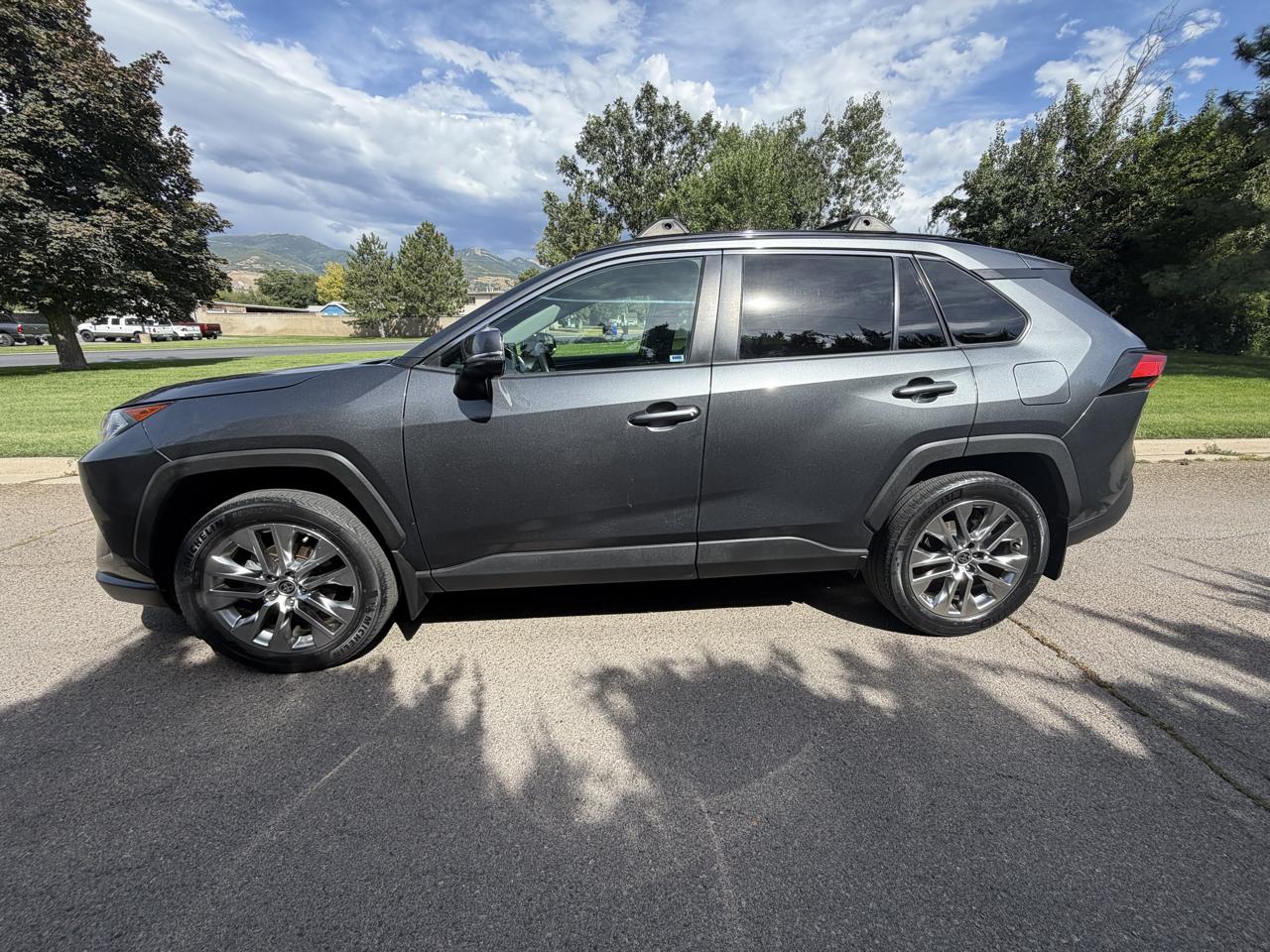 Toyota RAV4 XLE Premium FWD (Natl) 2021