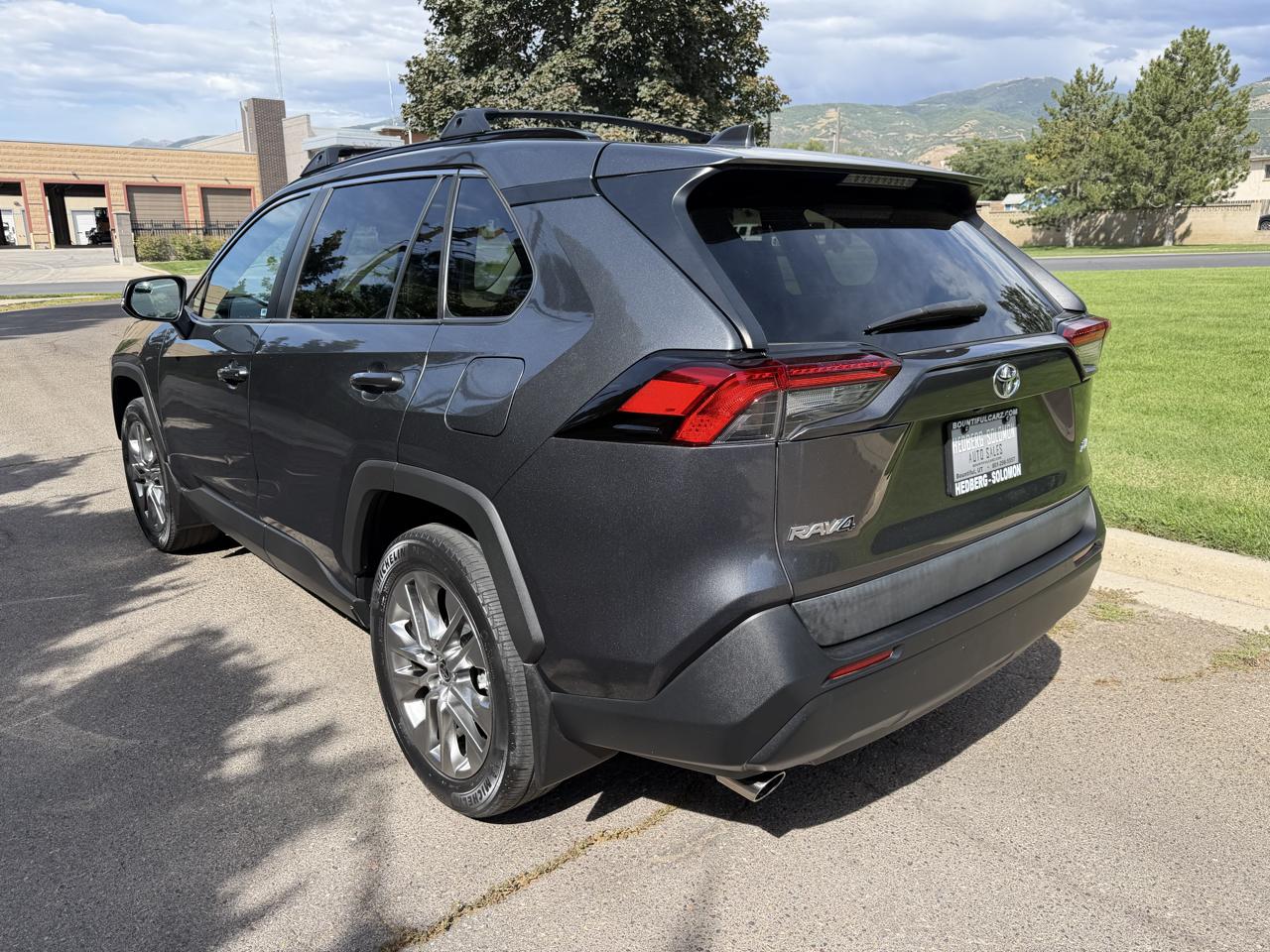 Toyota RAV4 XLE Premium FWD (Natl) 2021