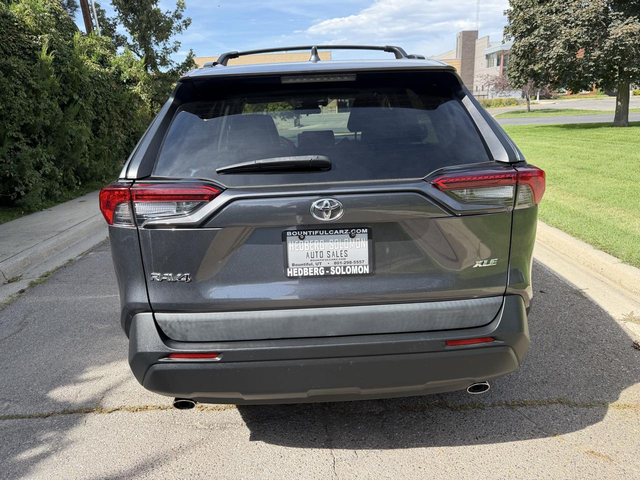 Toyota RAV4 XLE Premium FWD (Natl) 2021