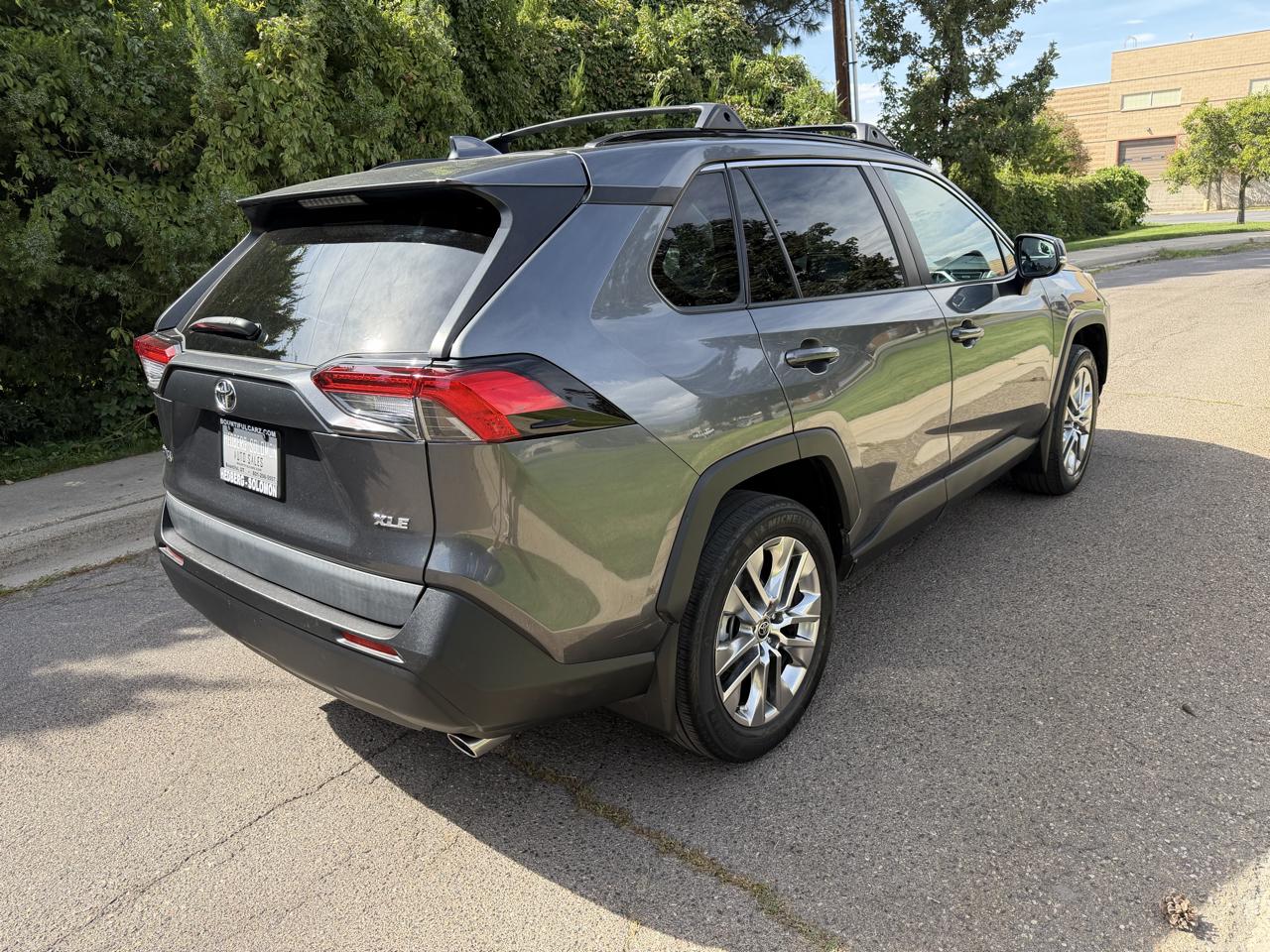 Toyota RAV4 XLE Premium FWD (Natl) 2021