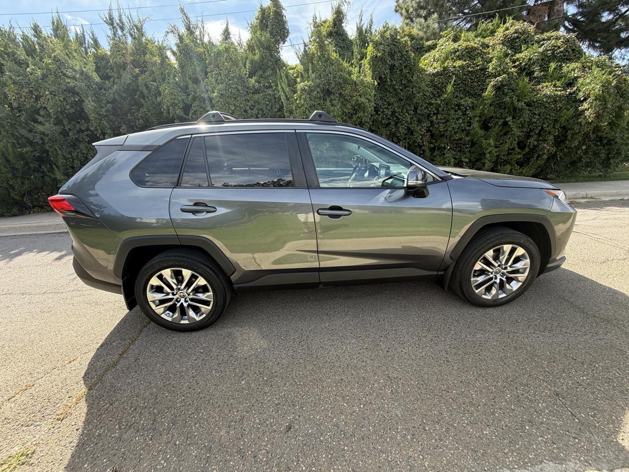 Toyota RAV4 XLE Premium FWD (Natl) 2021