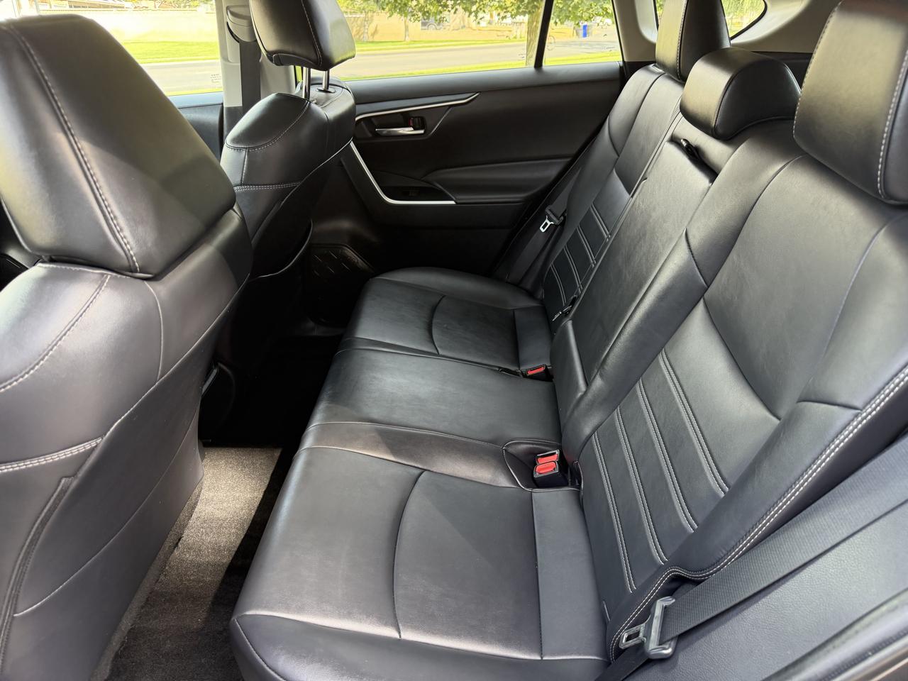 Toyota RAV4 XLE Premium FWD (Natl) 2021