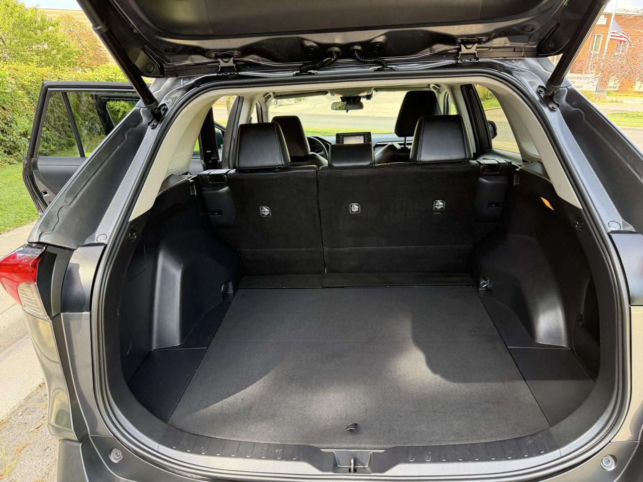 Toyota RAV4 XLE Premium FWD (Natl) 2021