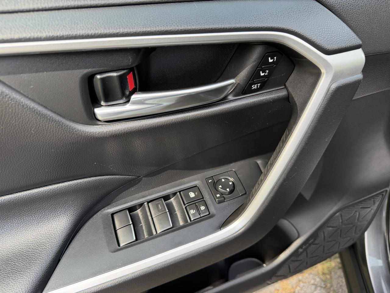 Toyota RAV4 XLE Premium FWD (Natl) 2021