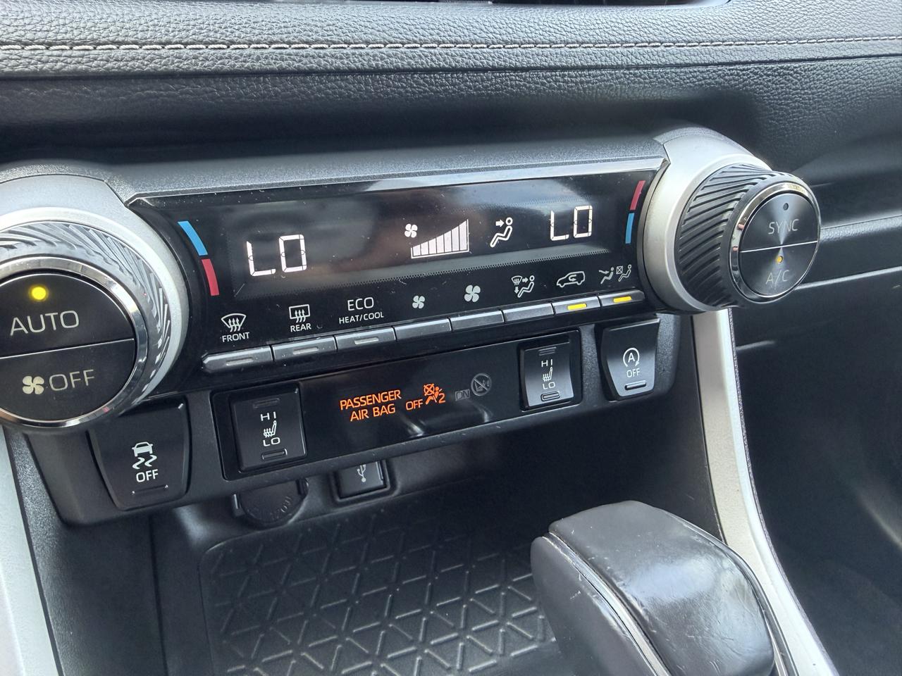 Toyota RAV4 XLE Premium FWD (Natl) 2021
