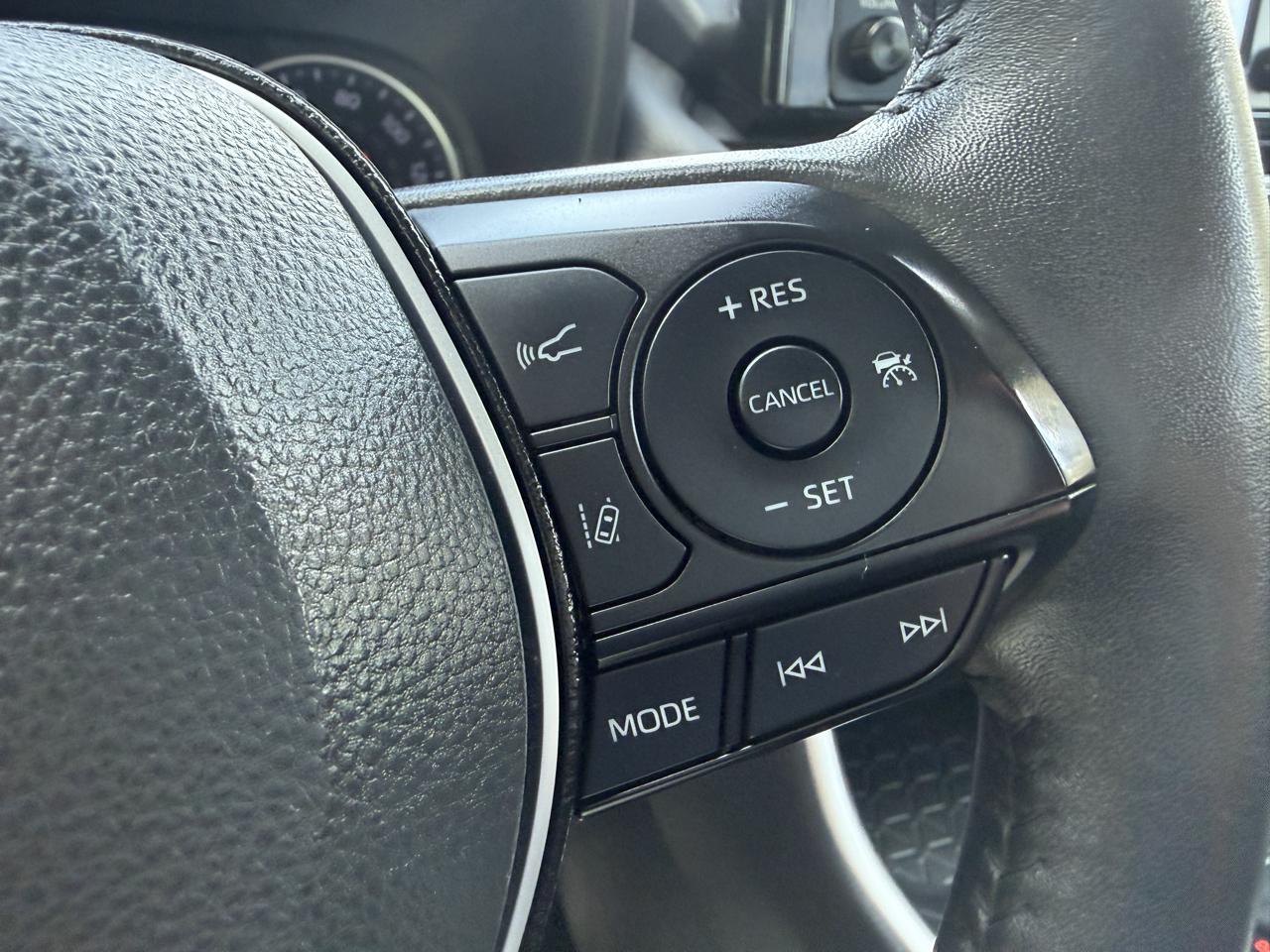 Toyota RAV4 XLE Premium FWD (Natl) 2021