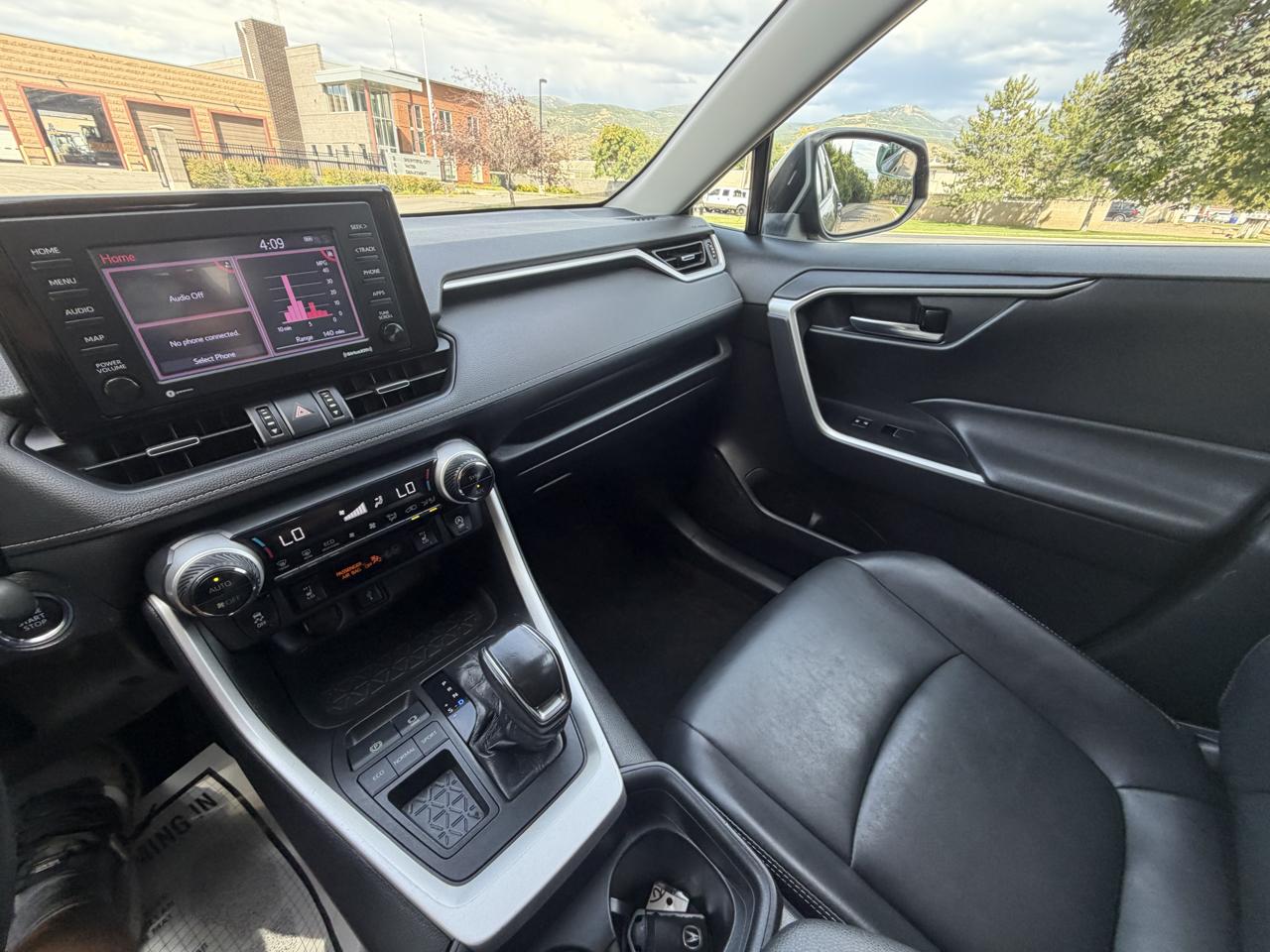 Toyota RAV4 XLE Premium FWD (Natl) 2021