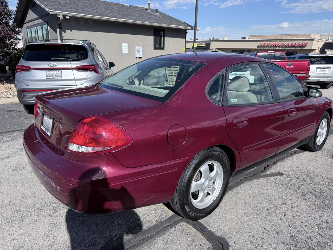 Ford Taurus 4dr Sdn SE 2006