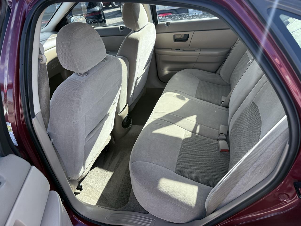 Ford Taurus 4dr Sdn SE 2006
