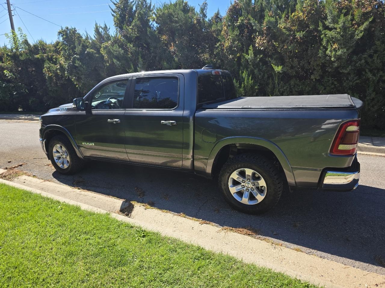 RAM 1500 Laramie 4x4 Crew Cab 5'7" Box 2022