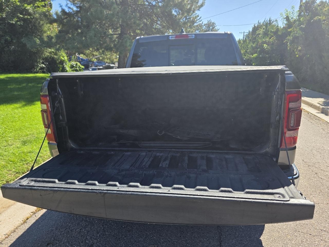 RAM 1500 Laramie 4x4 Crew Cab 5'7" Box 2022