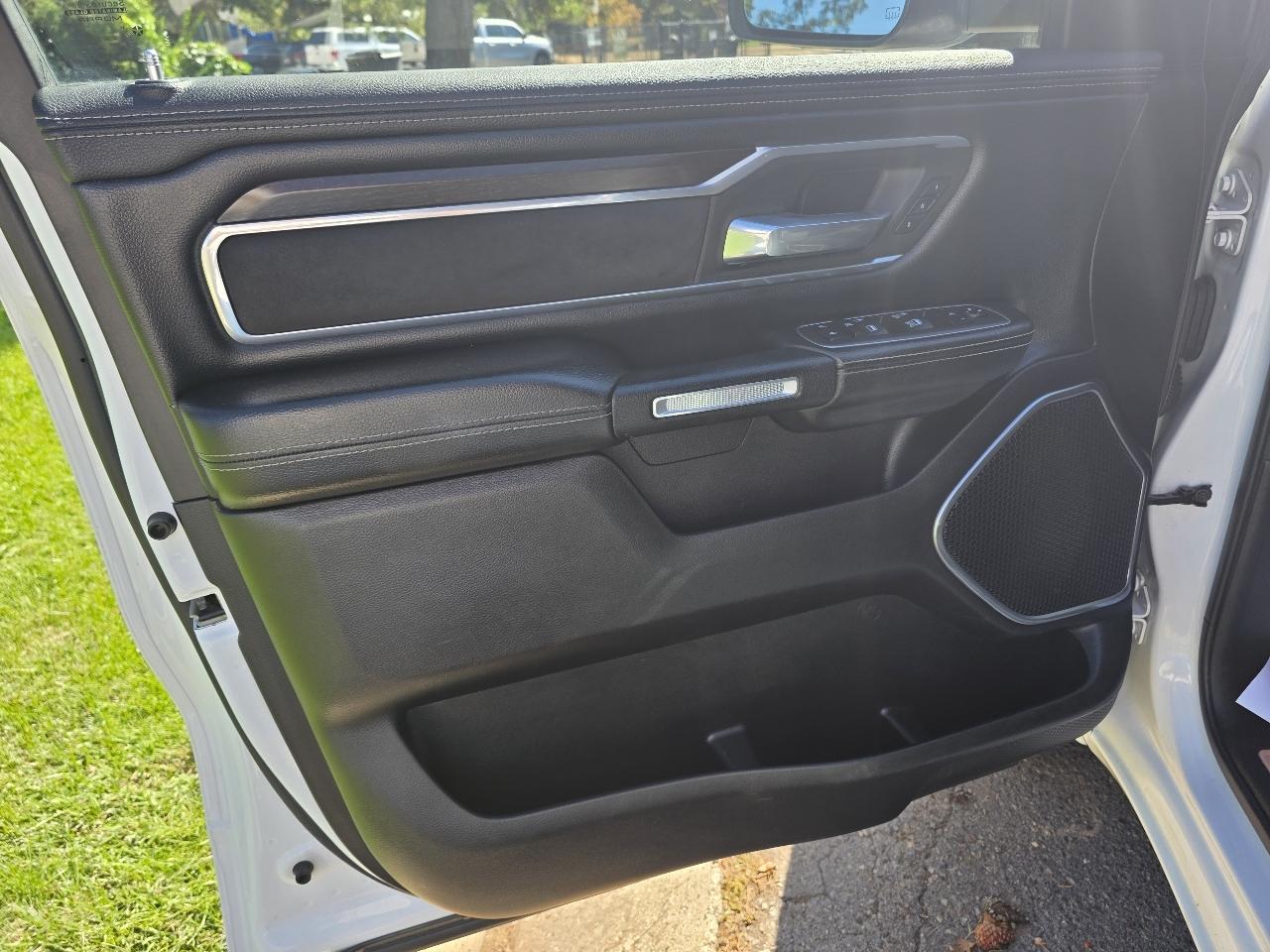 RAM 1500 Laramie 4x4 Crew Cab 5'7" Box 2022