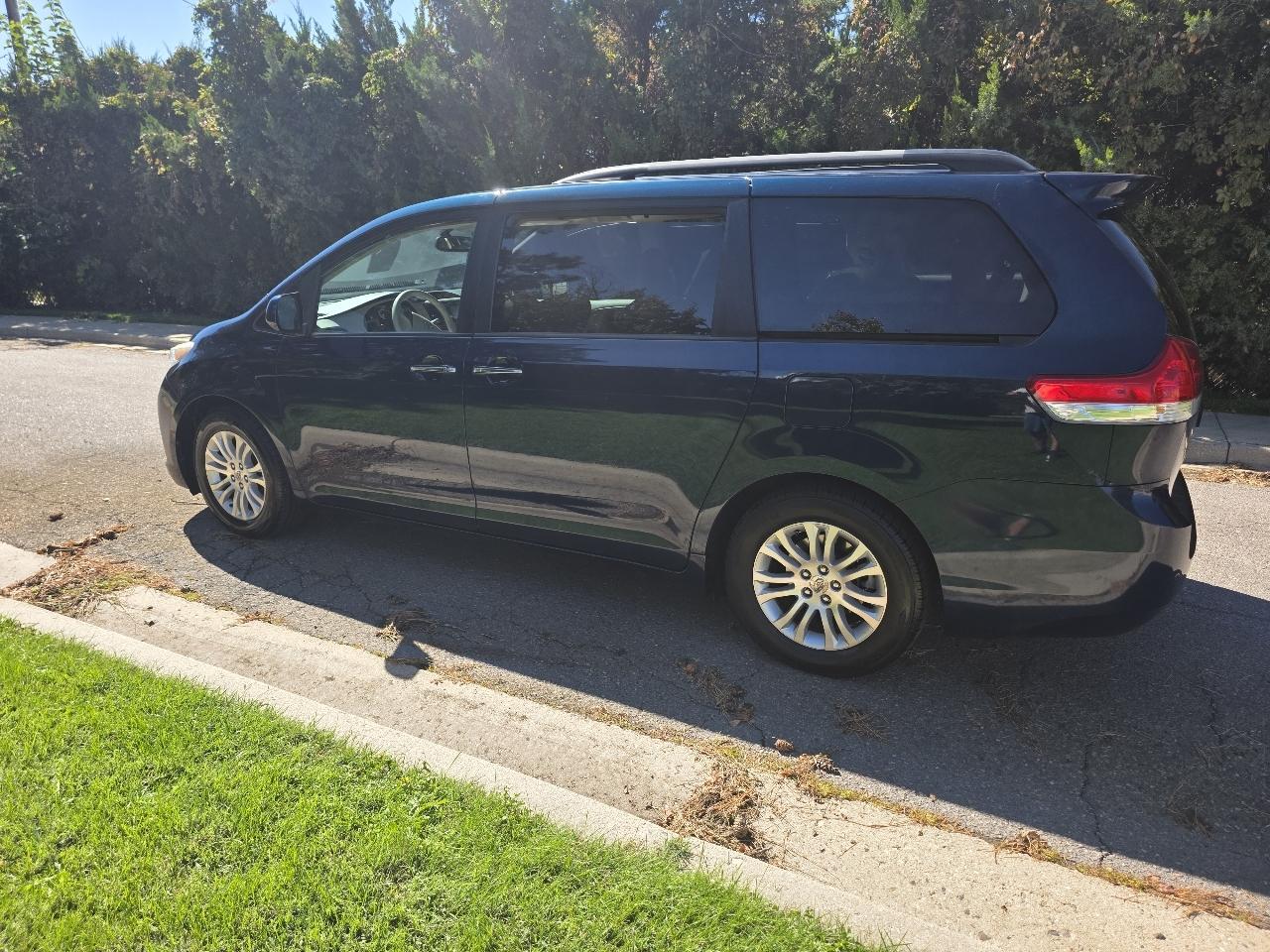 Toyota Sienna 5dr 7-Pass Van V6 XLE AAS FWD (Natl) 2012