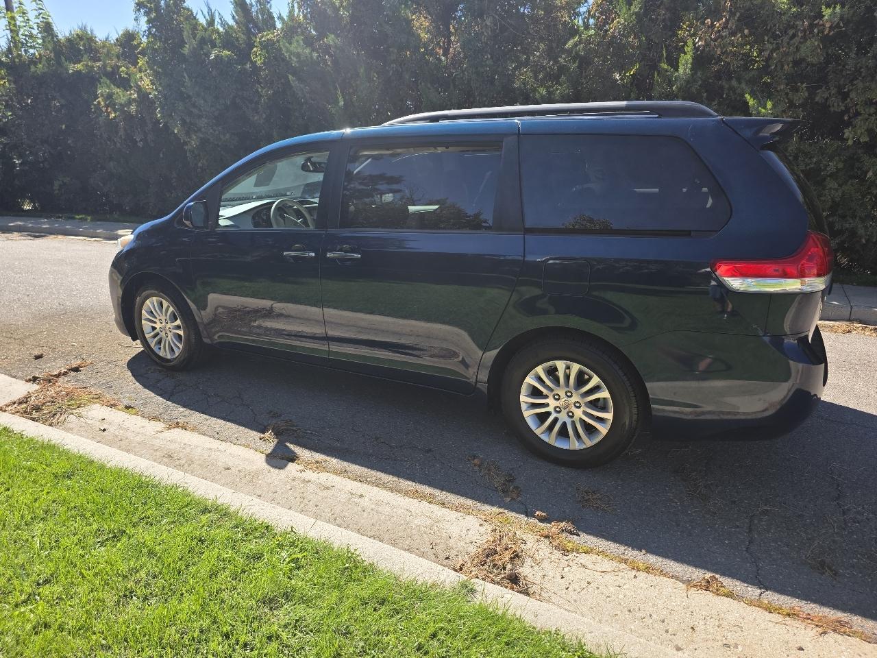 Toyota Sienna 5dr 7-Pass Van V6 XLE AAS FWD (Natl) 2012