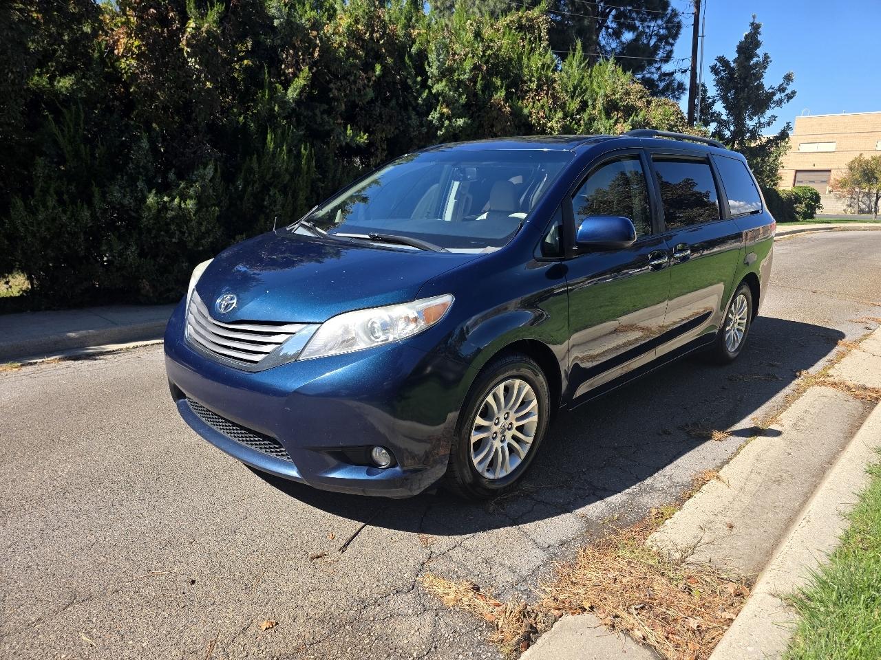 Toyota Sienna 5dr 7-Pass Van V6 XLE AAS FWD (Natl) 2012