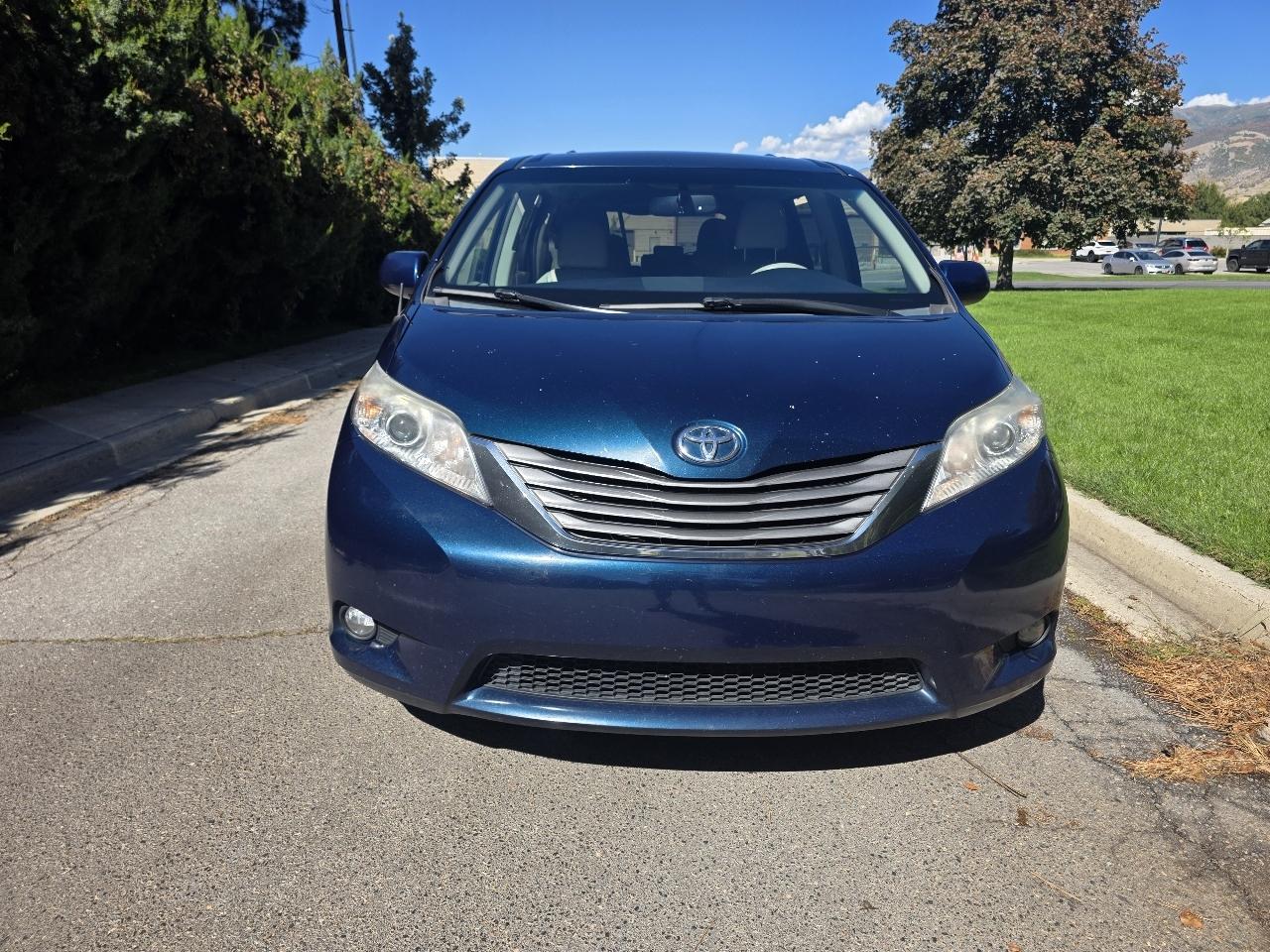 Toyota Sienna 5dr 7-Pass Van V6 XLE AAS FWD (Natl) 2012