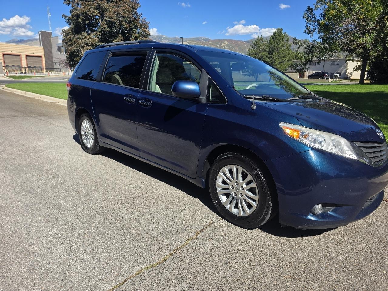 Toyota Sienna 5dr 7-Pass Van V6 XLE AAS FWD (Natl) 2012