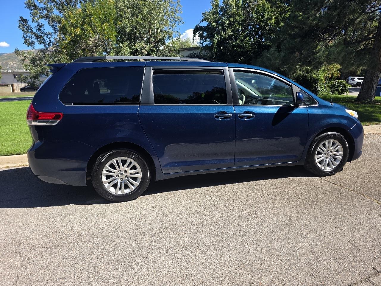 Toyota Sienna 5dr 7-Pass Van V6 XLE AAS FWD (Natl) 2012