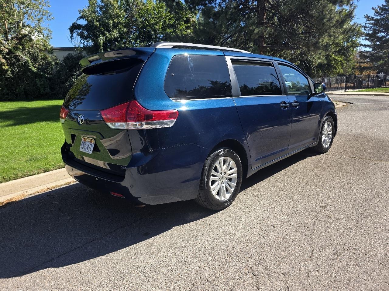 Toyota Sienna 5dr 7-Pass Van V6 XLE AAS FWD (Natl) 2012