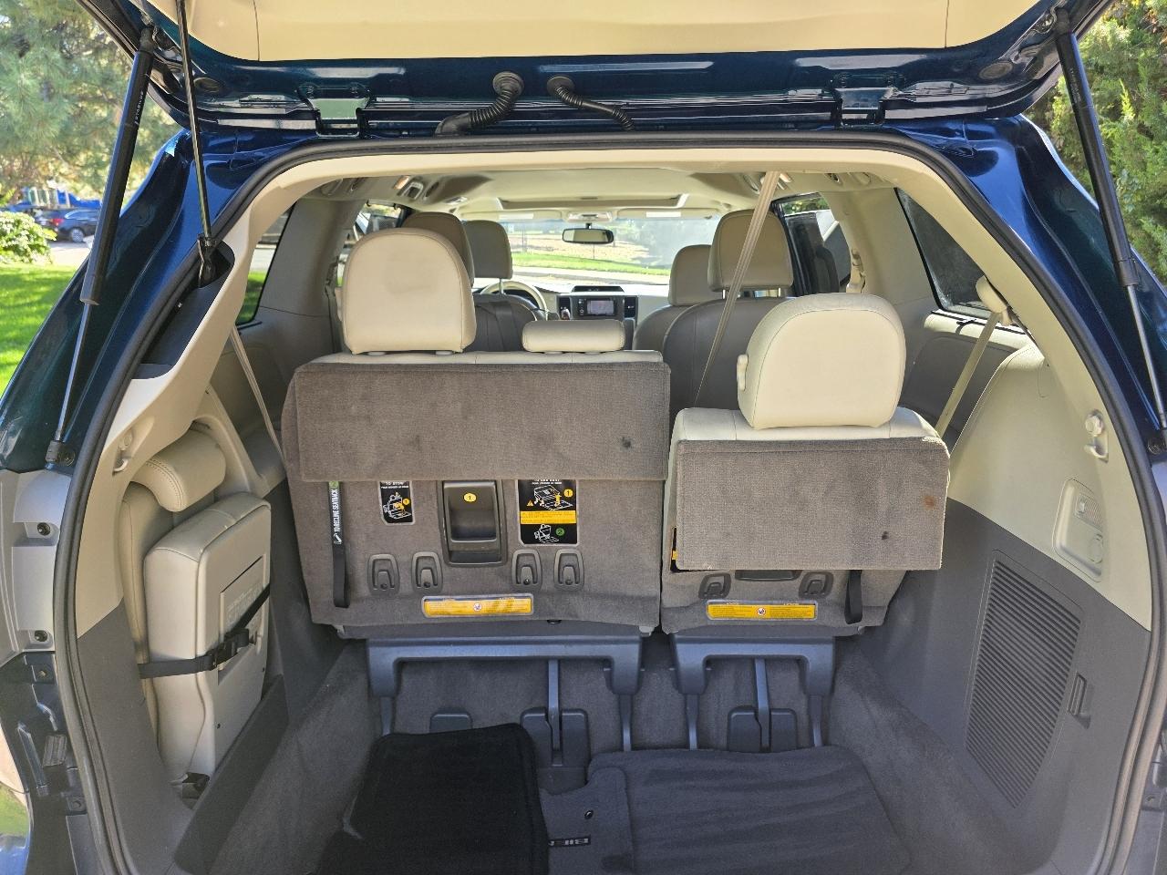 Toyota Sienna 5dr 7-Pass Van V6 XLE AAS FWD (Natl) 2012