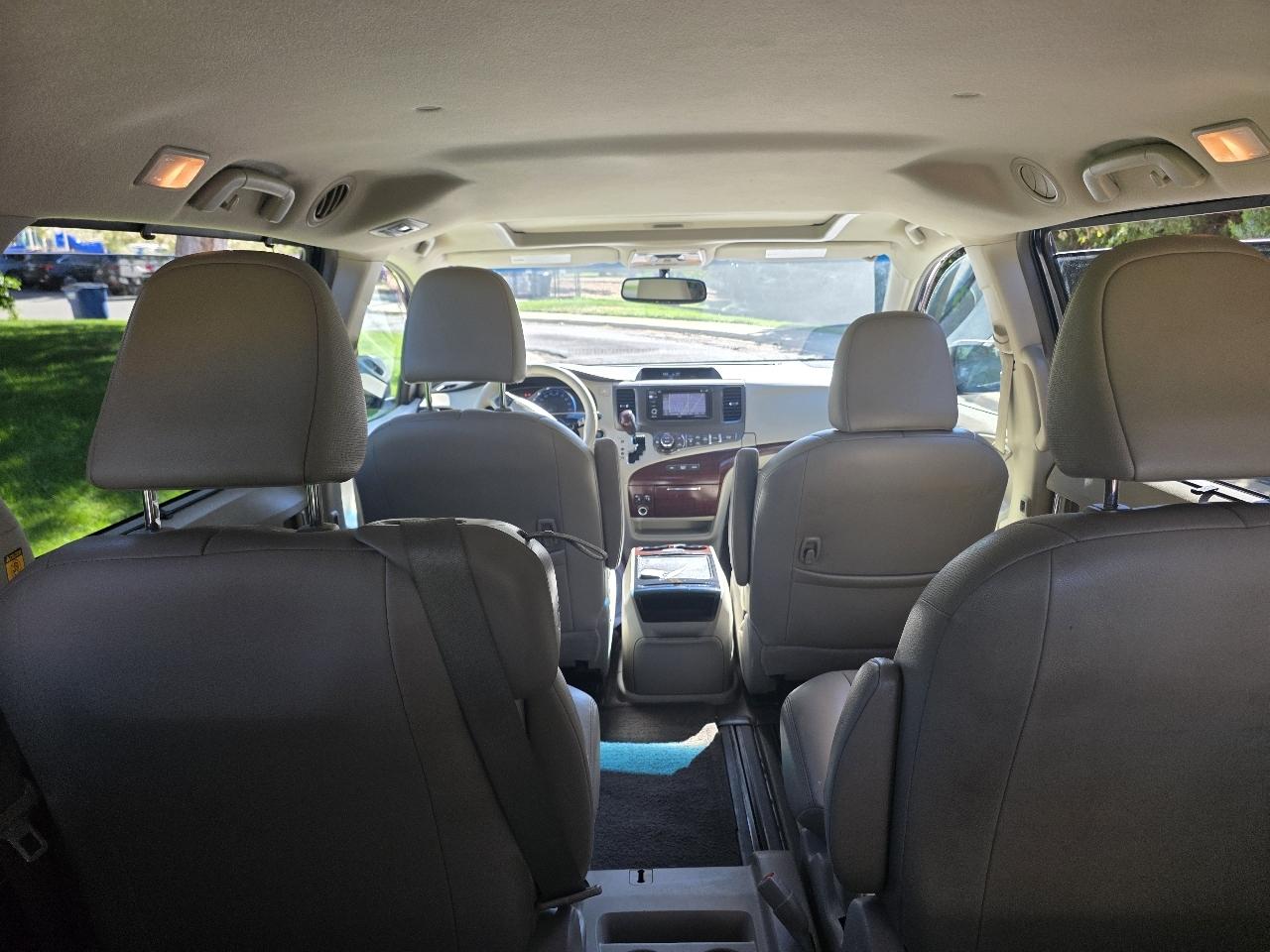 Toyota Sienna 5dr 7-Pass Van V6 XLE AAS FWD (Natl) 2012