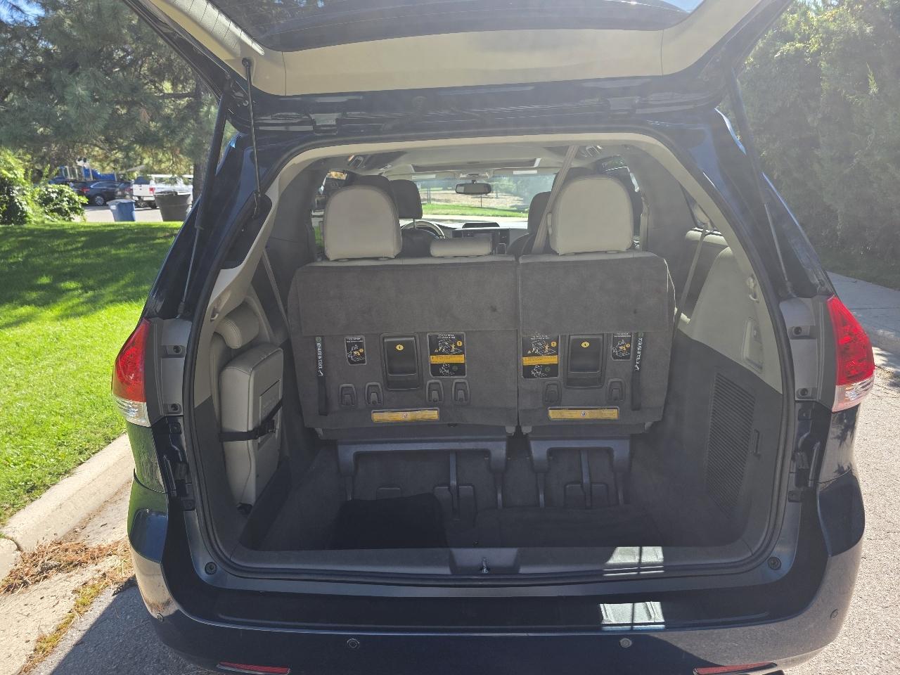 Toyota Sienna 5dr 7-Pass Van V6 XLE AAS FWD (Natl) 2012
