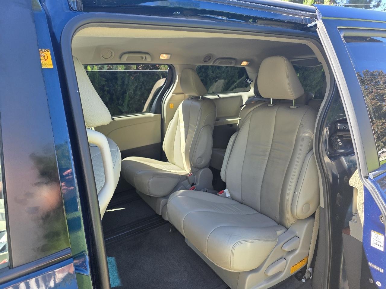 Toyota Sienna 5dr 7-Pass Van V6 XLE AAS FWD (Natl) 2012