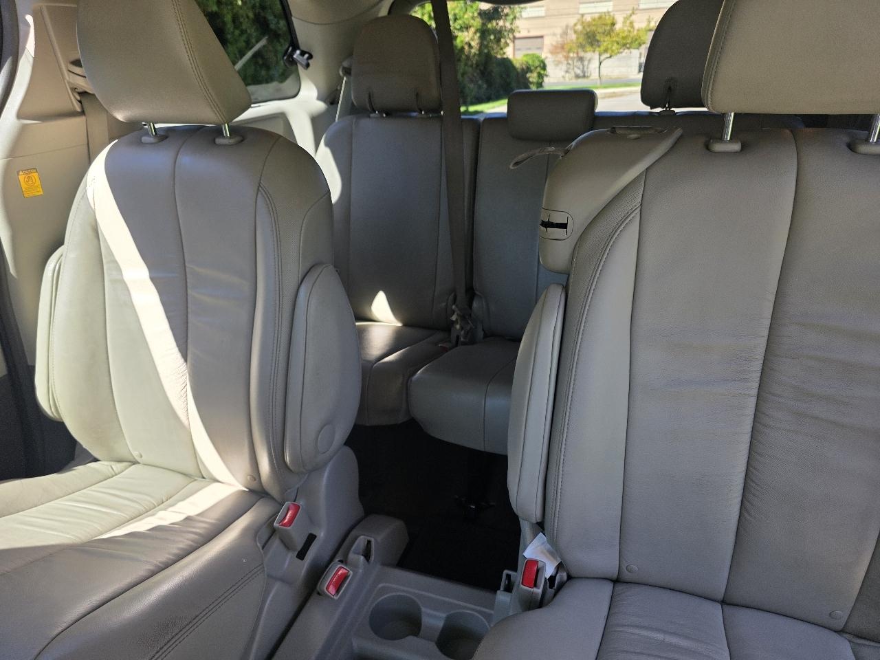 Toyota Sienna 5dr 7-Pass Van V6 XLE AAS FWD (Natl) 2012