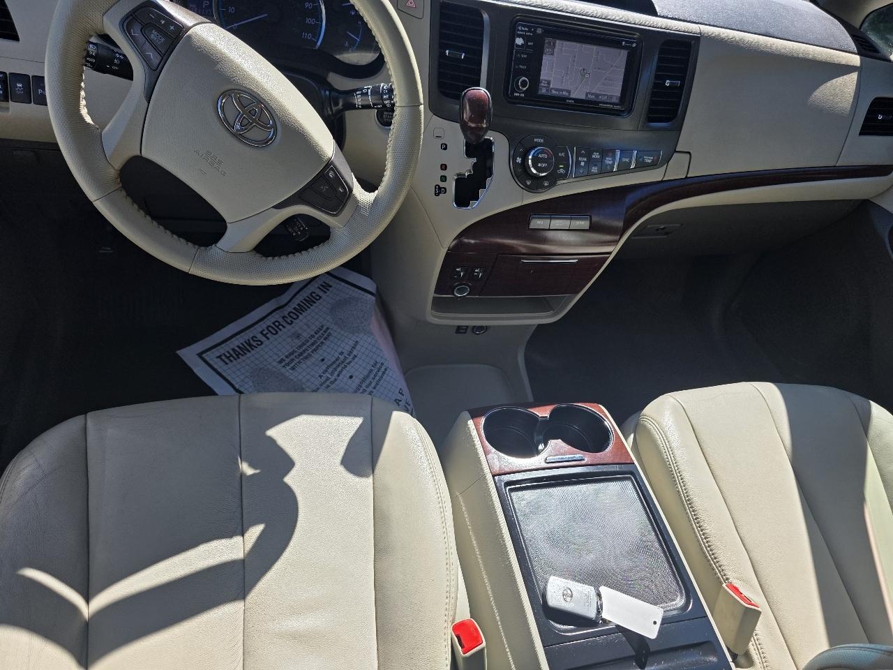 Toyota Sienna 5dr 7-Pass Van V6 XLE AAS FWD (Natl) 2012