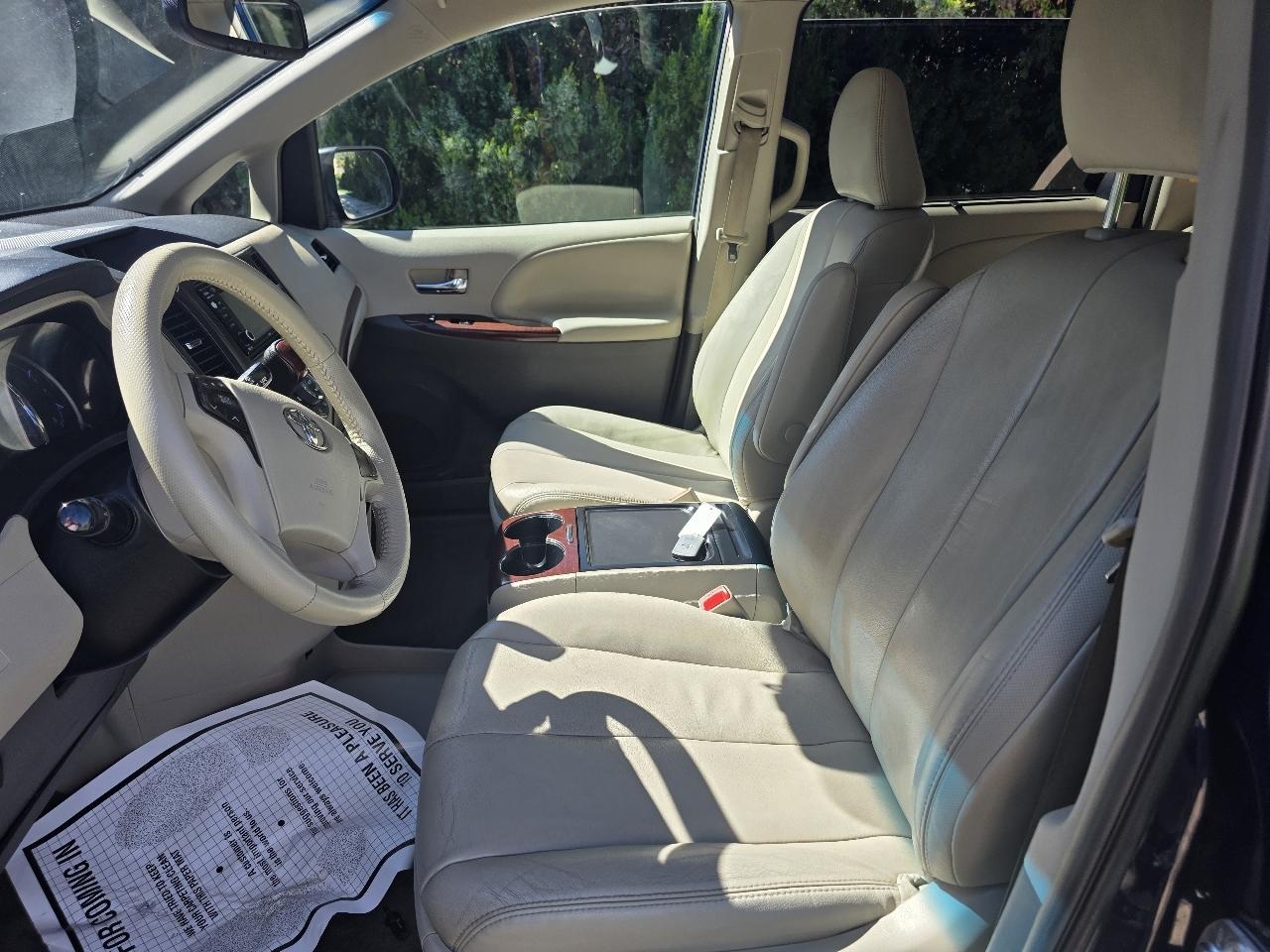 Toyota Sienna 5dr 7-Pass Van V6 XLE AAS FWD (Natl) 2012