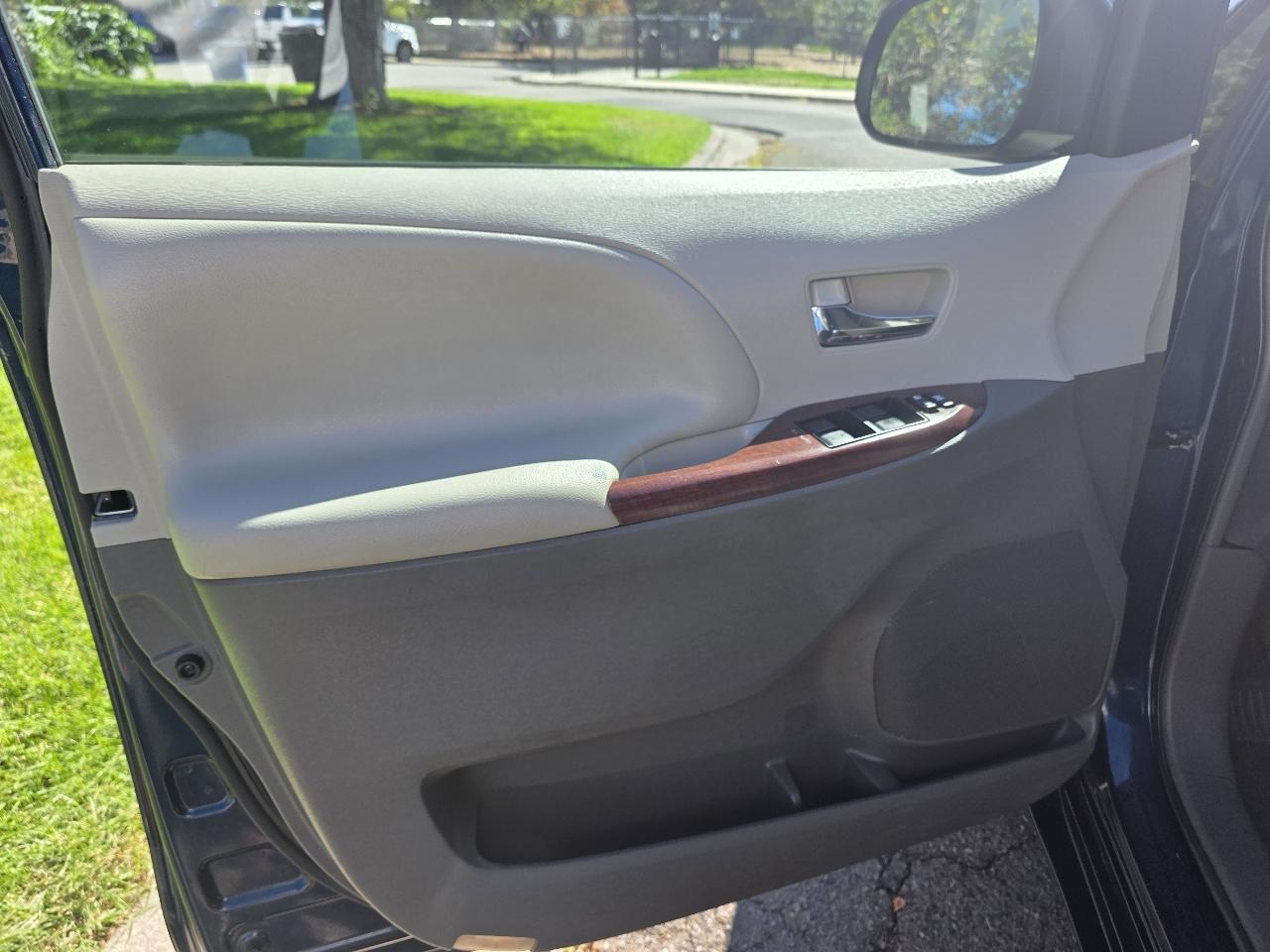 Toyota Sienna 5dr 7-Pass Van V6 XLE AAS FWD (Natl) 2012