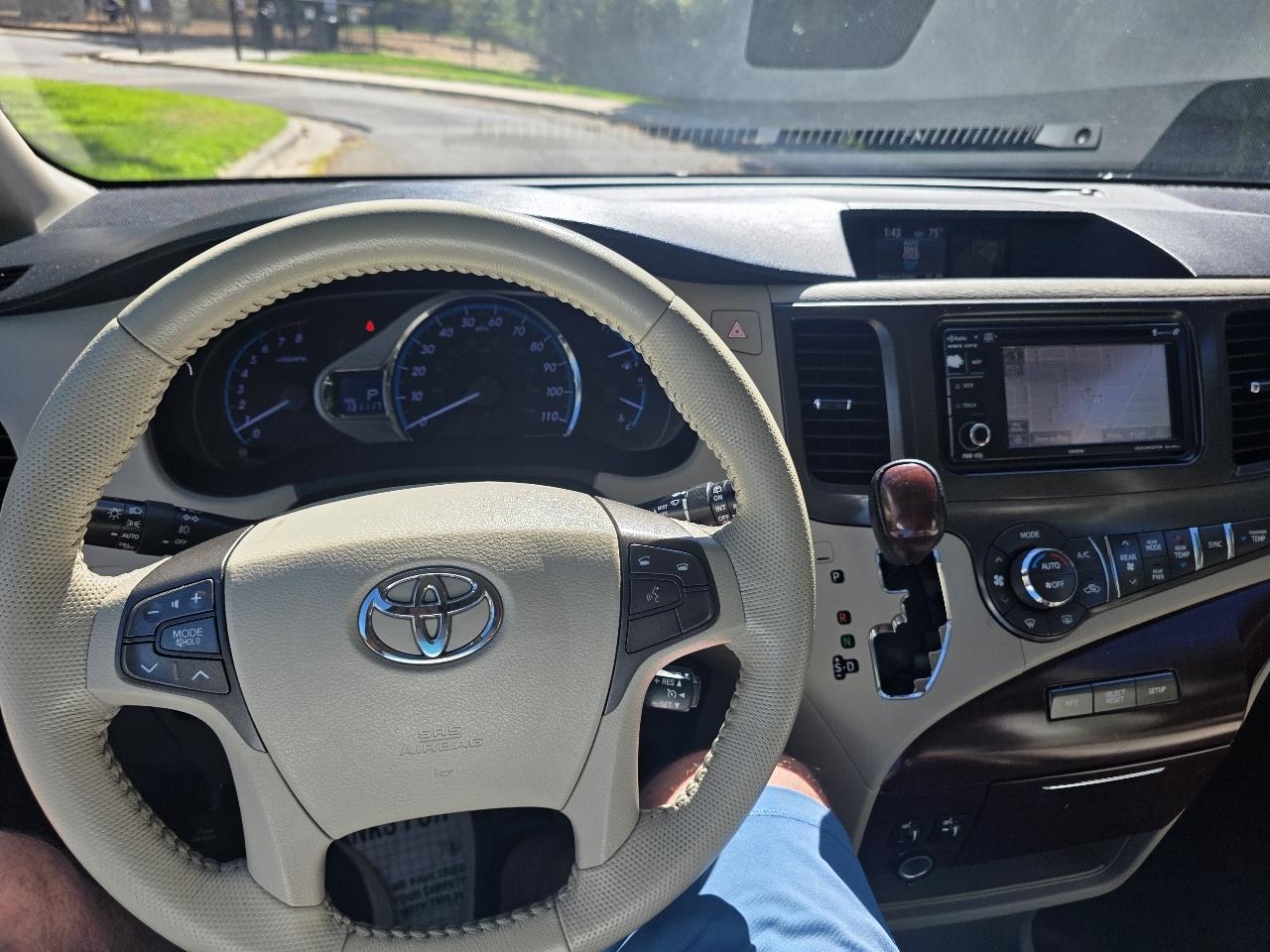 Toyota Sienna 5dr 7-Pass Van V6 XLE AAS FWD (Natl) 2012