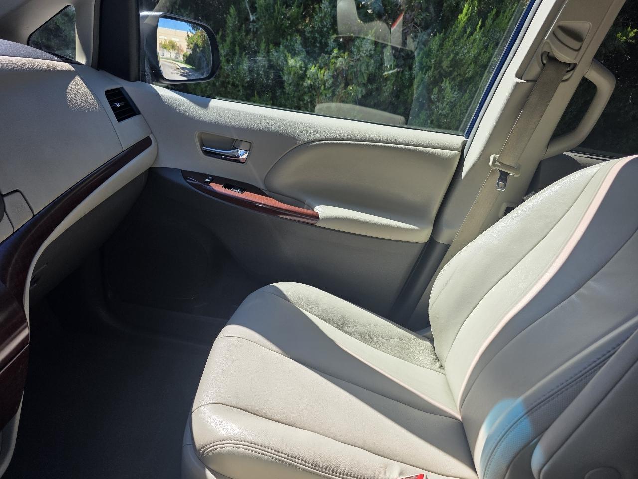 Toyota Sienna 5dr 7-Pass Van V6 XLE AAS FWD (Natl) 2012