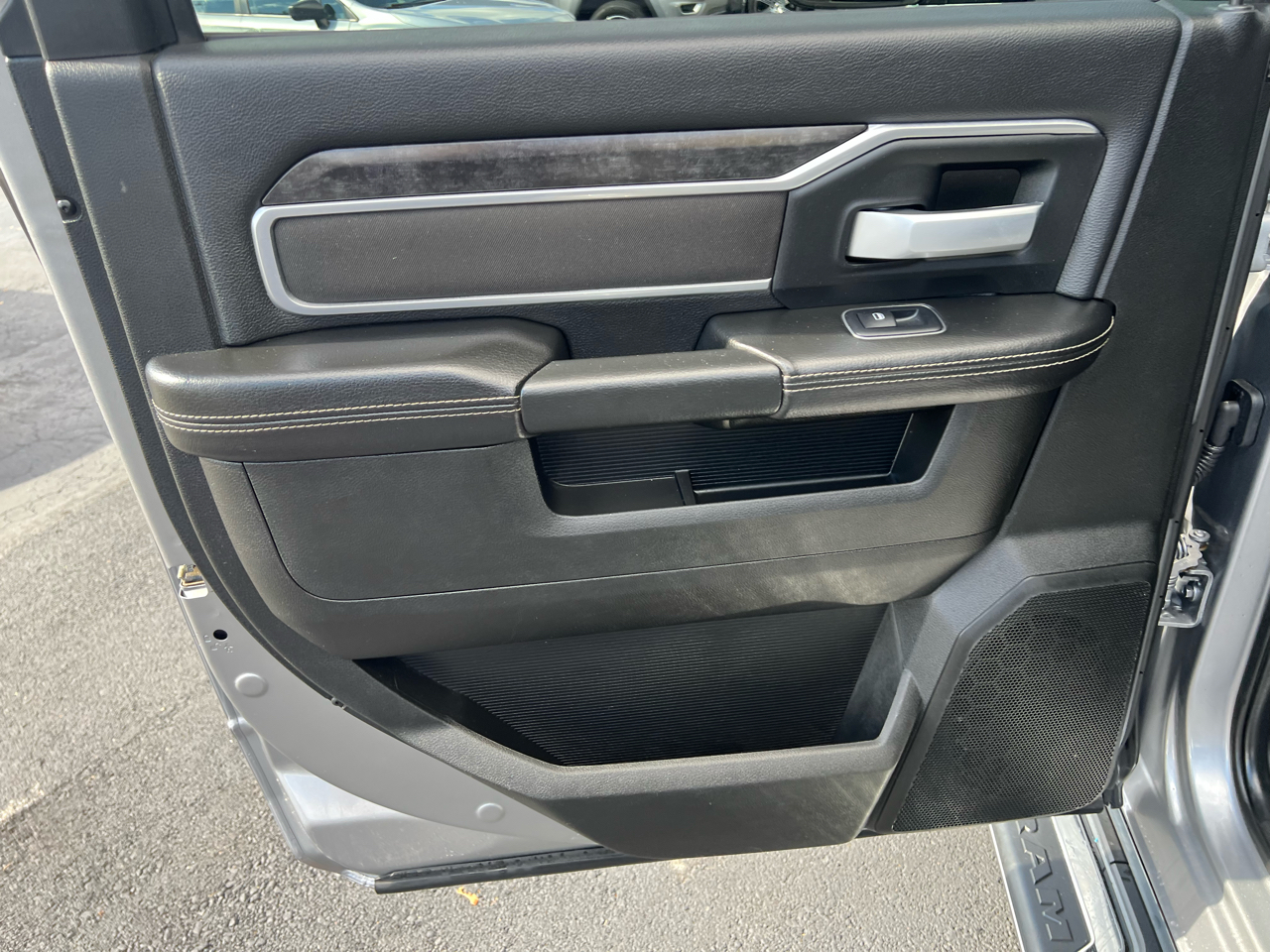 RAM 2500 Big Horn 4x4 Crew Cab 6'4" Box 2024 RAM 2500 Big Horn 4x4 Crew Cab 6'4" Box 2024