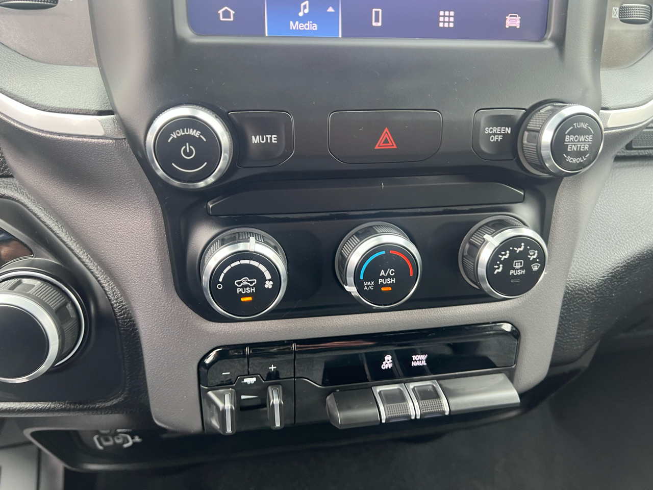 RAM 2500 Big Horn 4x4 Crew Cab 6'4" Box 2024 RAM 2500 Big Horn 4x4 Crew Cab 6'4" Box 2024