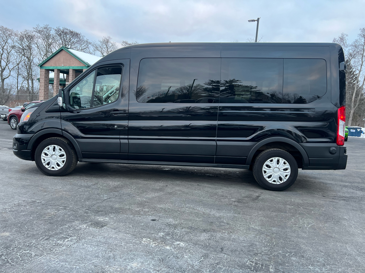 Ford Transit Passenger Wagon T-350 148" Med Roof XLT RWD 2024