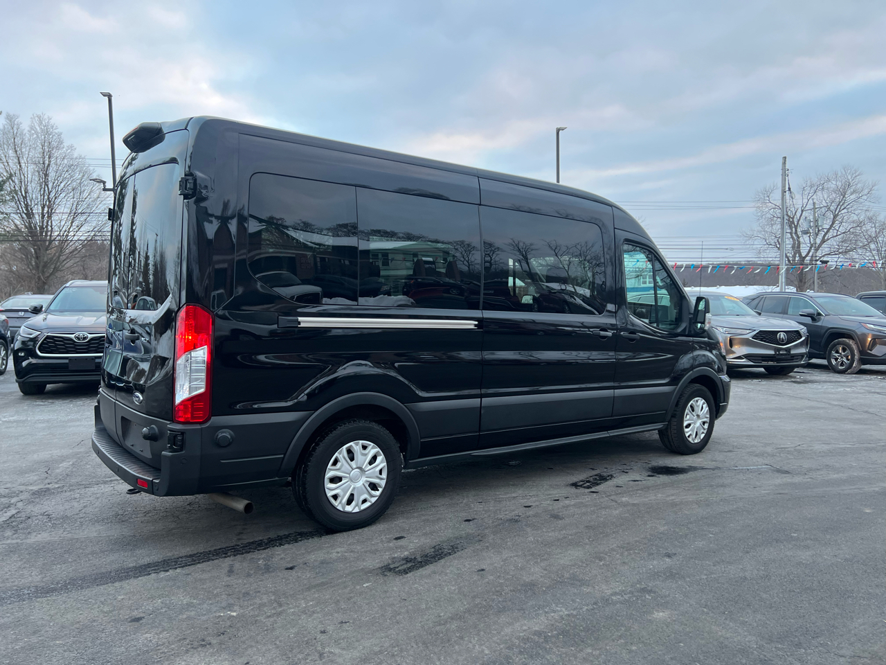 Ford Transit Passenger Wagon T-350 148" Med Roof XLT RWD 2024