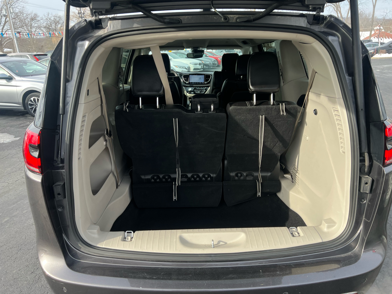 Chrysler Pacifica Touring L FWD 2023