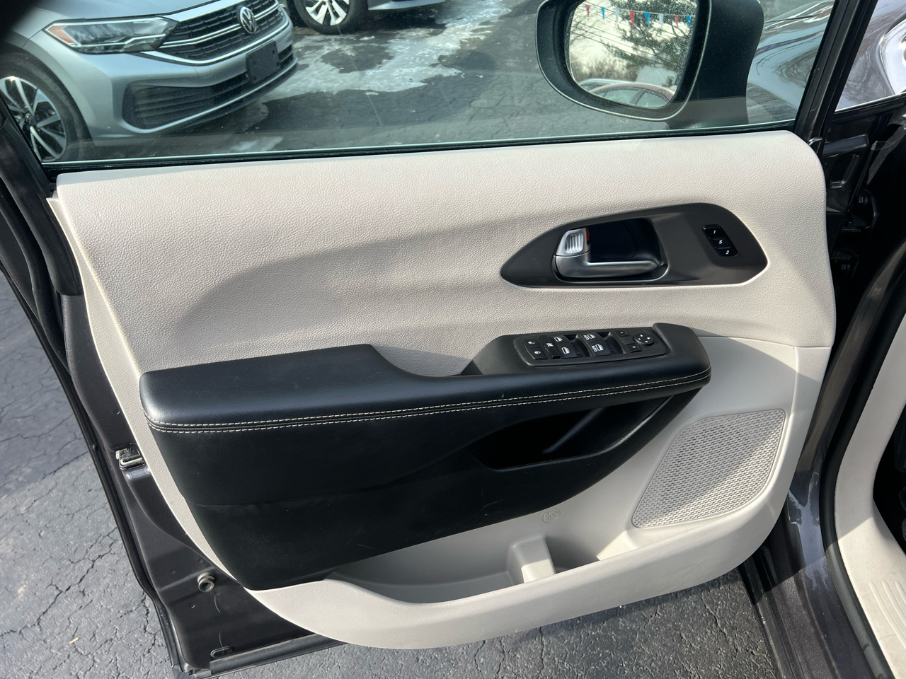 Chrysler Pacifica Touring L FWD 2023