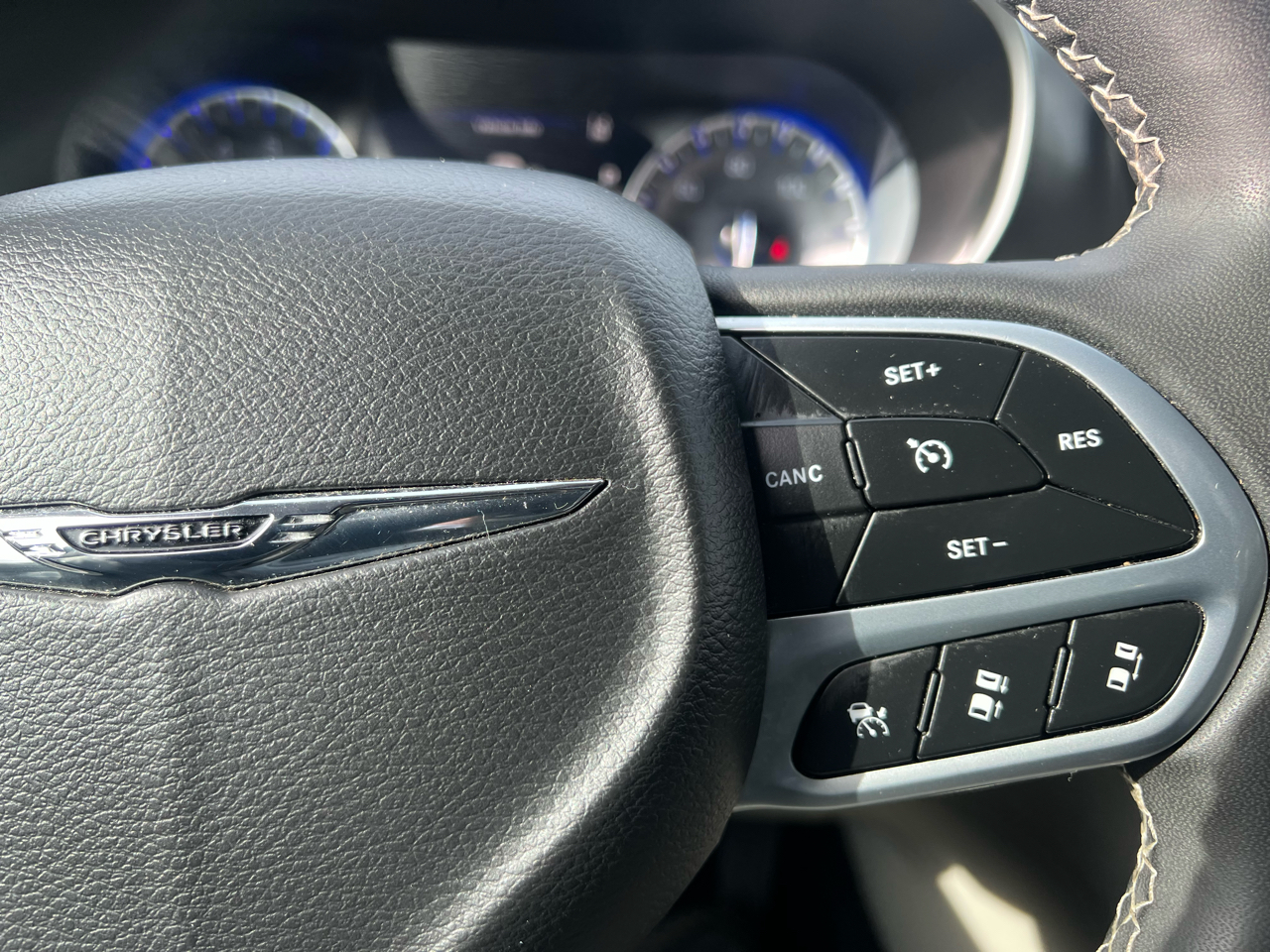 Chrysler Pacifica Touring L FWD 2023