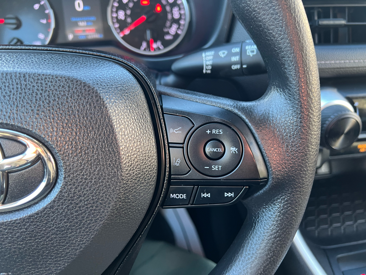 Toyota RAV4 LE AWD (Natl) 2022